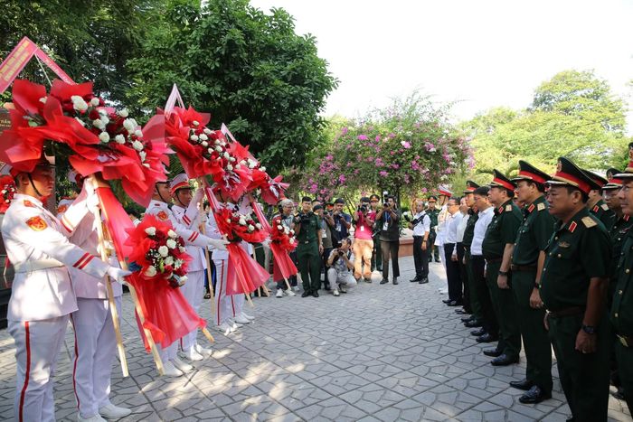 Đoàn công tác dâng hương tại Tượng đài Cố Tổng Bí thư Trần Phú.
