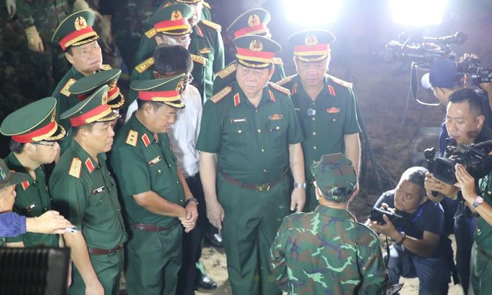 Tại hiện trường hố tìm kiếm, Đại tướng Nguyễn Trọng Nghĩa thăm hỏi, động viên và trực tiếp chứng kiến các cán bộ chiến sĩ Đội Tìm kiếm, quy tập hài cốt liệt sĩ thực hiện việc đào tìm hài cốt liệt sĩ…