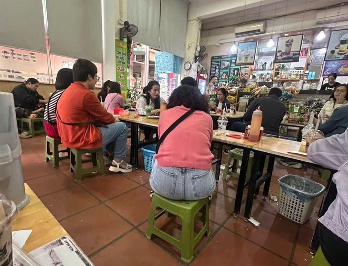 Các hộ kinh doanh kê khai thuế, sử dụng mã QR để nhận thanh toán.
