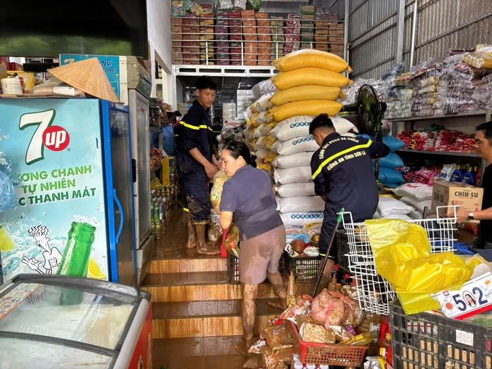 Nước lũ tràn vào nhà dân.
