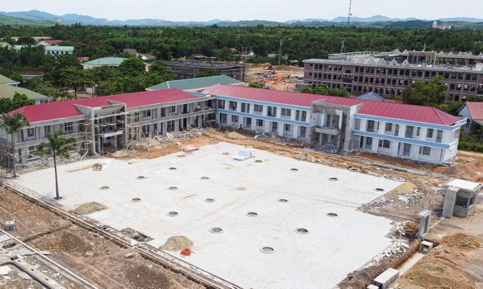 Quá trình triển khai, tỉnh Hà Tĩnh đã điều chỉnh, cắt giảm các hạng mục không phù hợp. Đồng thời, triển khai các phương án để vận hành, kiên quyết không để xảy ra tình trạng “trường chờ thiết bị”, “trường chờ giáo viên”.