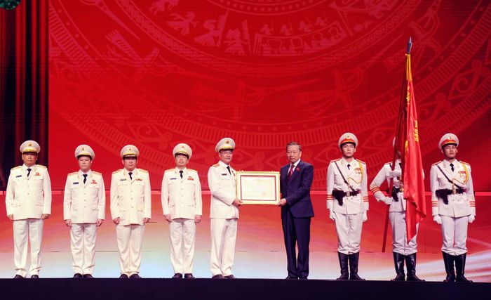 Tổng Bí thư, Chủ tịch nước Tô Lâm trao tặng Huân chương Sao vàng cho lực lượng An ninh nhân dân.