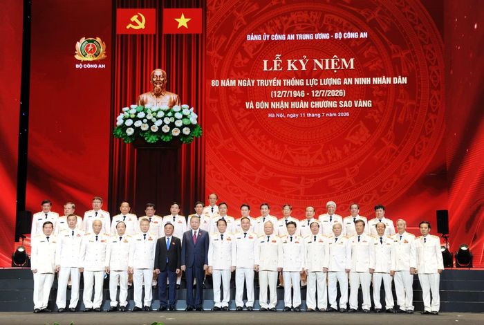 Tổng Bí thư, Chủ tịch nước Tô Lâm chụp ảnh lưu niệm cùng các đại biểu.