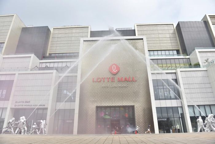 Tình huống giả định, khoảng 11h30 ngày 11/7, tại phòng kỹ thuật thuộc tầng hầm B2, khu vực Trung tâm thương mại, xảy ra sự cố chập điện tại tủ điều khiển máy nén. Tia lửa điện phát sinh bắn vào dầu mỡ, bụi bẩn công nghiệp và vật liệu cách nhiệt xung quanh, gây cháy. Đám cháy nhanh chóng bao trùm lên tầng hầm B1 và tầng 1.