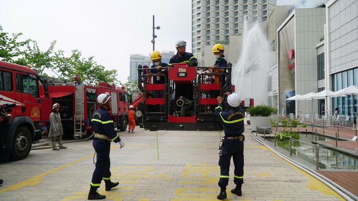 Lực lượng Cảnh sát PCCC và CNCH sử dụng xe thang XT2 tiếp tục đưa người bị nạn xuống mặt đất an toàn.