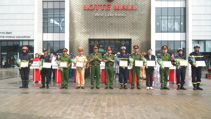 Thiếu tướng Nguyễn Hồng Ky, Phó Giám đốc Công an TP Hà Nội; Đại tá Phạm Trung Hiếu, Trưởng phòng Cảnh sát PCCC và CNCH trao Giấy khen của Giám đốc Công an TP Hà Nội tặng các tập thể, cá nhân có thành tích tham gia diễn tập.
