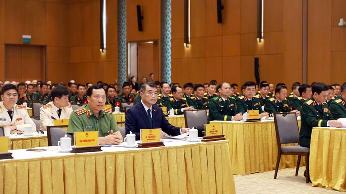 Thủ tướng Lê Minh Hưng cùng các đại biểu tham dự lễ tuyên dương.