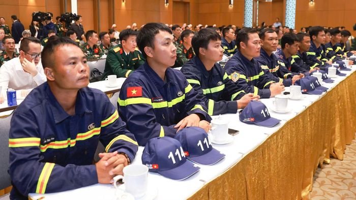 Các cán bộ, chiến sĩ của Bộ Công an tham gia hỗ trợ Venezuela khắc phục hậu quả động đất.