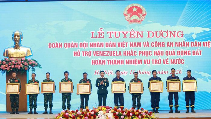  Đại tướng Phan Văn Giang, Ủy viên Bộ Chính trị, Phó Thủ tướng Chính phủ, Bộ trưởng Bộ Quốc phòng trao tặng Huân chương Bảo vệ Tổ quốc hạng Nhì, Ba tặng các cá nhân có thành tích xuất sắc trong công tác hỗ trợ Venezuela khắc phục hậu quả động đất. 