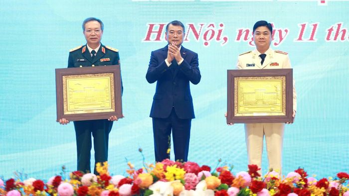  Thủ tướng Chính phủ Lê Minh Hưng trao quà lưu niệm tặng Cục Cứu hộ - Cứu nạn, Bộ Tổng Tham mưu Quân đội nhân dân Việt Nam, Bộ Quốc Phòng và Cục Cảnh sát phòng cháy, chữa cháy và cứu nạn, cứu hộ, Bộ Công an. 