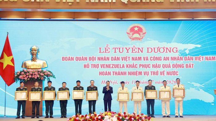 Thủ tướng Chính phủ Lê Minh Hưng trao tặng Huân chương Bảo vệ Tổ quốc hạng Nhì, Ba tặng các tập thể có thành tích xuất sắc trong công tác hỗ trợ Venezuela khắc phục hậu quả động đất.