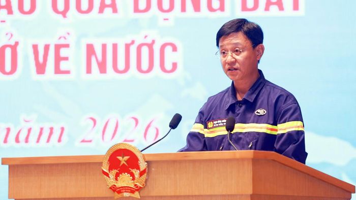  Đại tá Phạm Hùng Dương báo cáo kết quả của đoàn công tác Bộ Công an tại buổi lễ. 