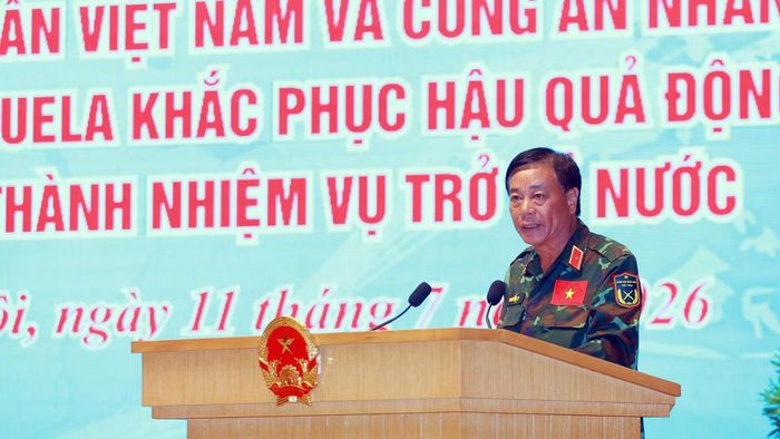 Thiếu tướng Phạm Văn Tỵ, báo cáo kết quả của đoàn công tác tại buổi lễ.