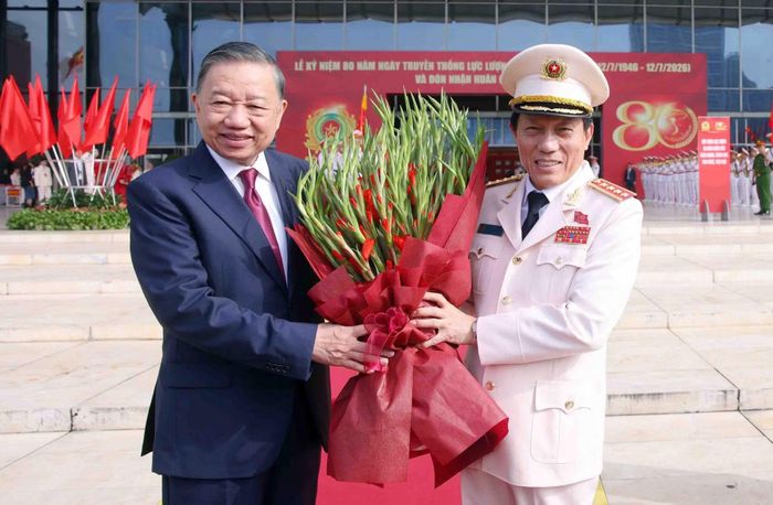 Đại tướng Lương Tam Quang, Ủy viên Bộ Chính trị, Bộ trưởng Bộ Công an tặng hoa, chào đón Tổng Bí thư, Chủ tịch nước Tô Lâm tới dự Lễ kỷ niệm 80 năm Ngày truyền thống lực lượng An ninh nhân dân.