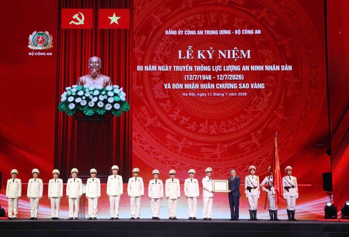 Tổng Bí thư, Chủ tịch nước Tô Lâm trao tặng Huân chương Sao vàng cho lực lượng An ninh nhân dân.