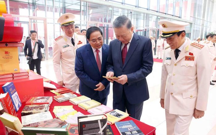 Tổng Bí thư, Chủ tịch nước Tô Lâm và các đại biểu đã tham quan các gian hàng triển lãm chào mừng 80 năm Ngày truyền thống lực lượng An ninh nhân dân.