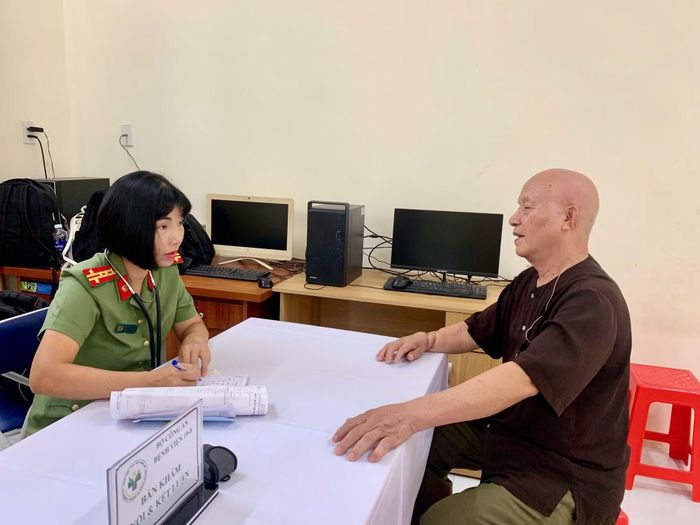 Đại tá.TS.BS Đỗ Thị Lệ Thúy, Phó Giám đốc Bệnh viện 19-8 khám cho bệnh nhân cao tuổi xã Hiệp Cường.