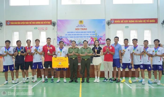 Lãnh đạo Công an tỉnh Đồng Tháp và Cà Mau chụp ảnh với các vận động viên tại Hội thao Cụm thi đua số 7 (Bộ Công an).