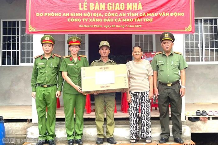 Phòng An ninh chính trị nội bộ phối hợp Công an xã Quách Phẩm bàn giao nhà Đại đoàn kết cho gia đình ông Huỳnh Văn Thanh.