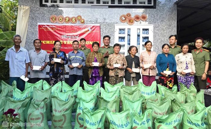 Phòng Kỹ thuật nghiệp vụ Công an tỉnh tổ chức chương trình “Chia sẻ yêu thương” tặng quà người dân khó khăn.