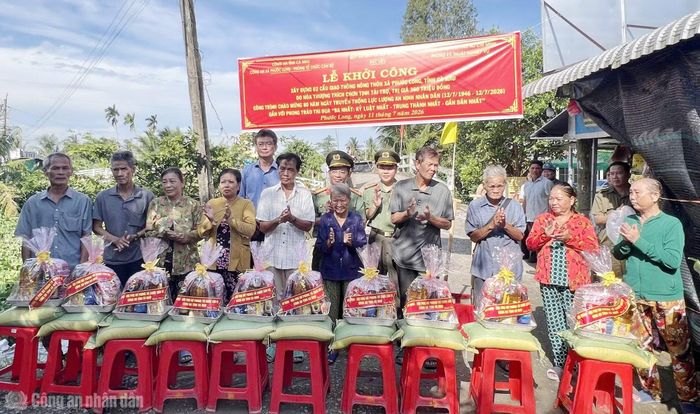 Công an các đơn vị khởi công xây cầu và tặng quà người dân xã Phước Long.