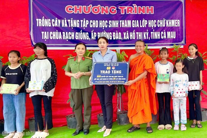 Phòng An ninh nội địa Công an Cà Mau tặng biển tượng trưng các hoạt động an sinh xã hội tại chùa Rạch Giồng, xã Hồ Thị Kỷ.