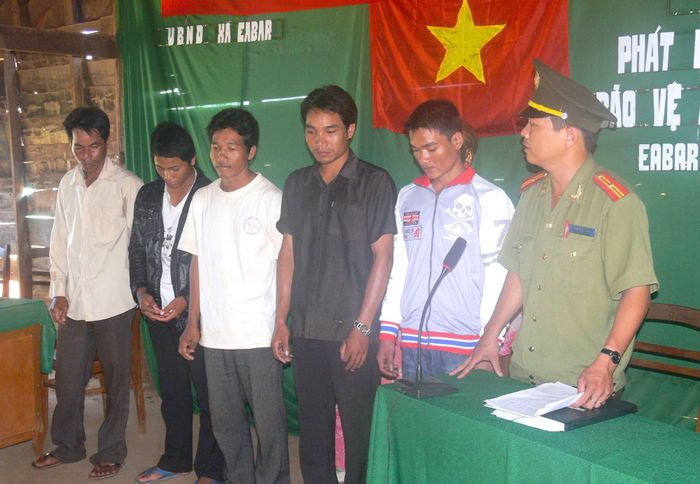 Lực lượng An ninh điều tra Công an Đắk Lắk đưa các đối tượng theo Fulro ra kiểm điểm trước dân.