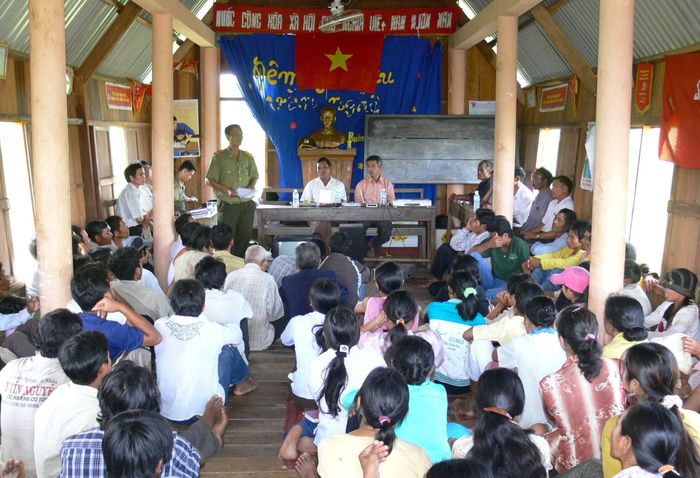Cán bộ, chiến sĩ An ninh Công an Đắk Lắk tổ chức vận động nhân dân không nghe theo lời xúi giục của kẻ xấu.