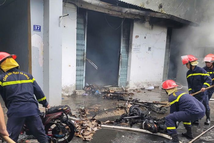 Cảnh sát PCCC&amp;CNCH kéo một số tài sản bị cháy bên trong nhà ra ngoài để phòng tránh ngọn lửa tái phát.