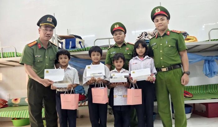 Cán bộ Công an xã Avương thăm, tặng quà cho các “Em nuôi của Đoàn”.