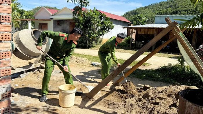 Cán bộ Công an xã Avương tích cực tham gia “Chiến dịch Quang Trung” hỗ trợ người dân vùng thiên tai xây mới, sửa chữa nhà.