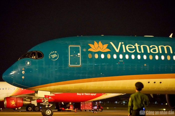 Máy bay chở Đoàn CNCH Việt Nam hạ cánh xuống sân bay Nội Bài.