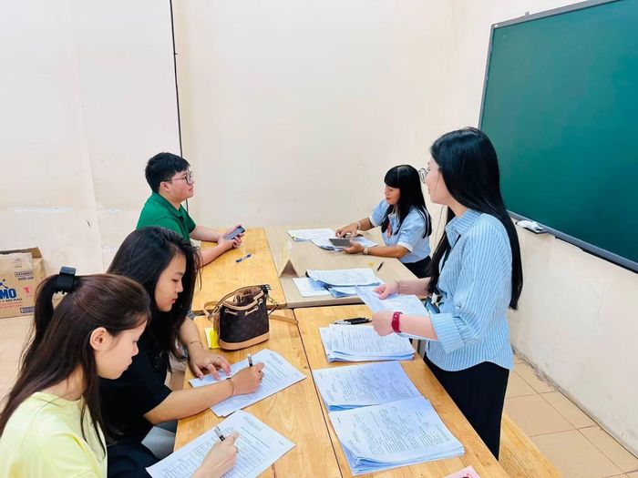 Cán bộ Trung tâm Dịch vụ việc làm Hà Nội tư vấn việc làm cho sinh viên.
