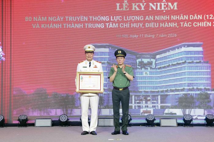 Thừa ủy quyền, Bộ trưởng Lương Tam Quang trao Huân chương Bảo vệ Tổ quốc hạng Ba tặng Thiếu tướng Nguyễn Bá Tuấn, Phó Cục trưởng Cục Quản lý xuất nhập cảnh.