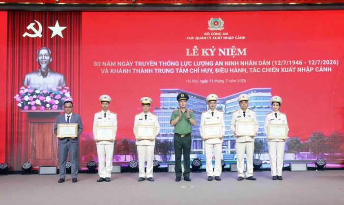 Thứ trưởng Phạm Thế Tùng trao Bằng khen của Bộ Công an tặng các tập thể, cá nhân có thành tích xuất sắc.