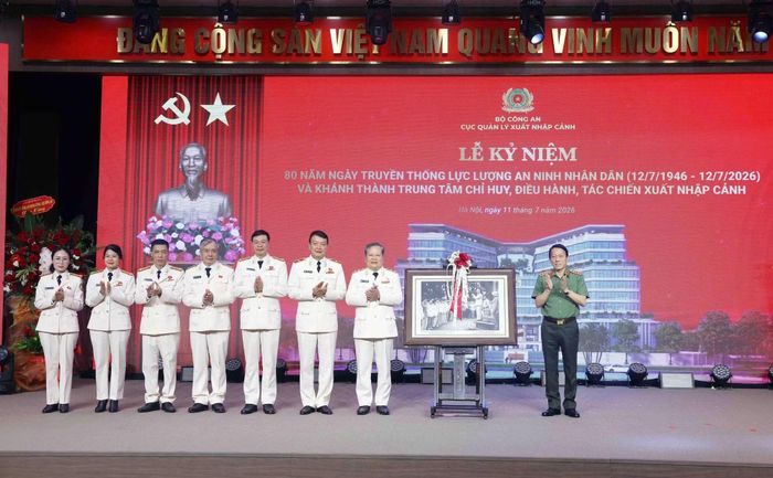 Bộ trưởng Lương Tam Quang trao bức tranh Bác Hồ với lực lượng An ninh nhân dân tặng Cục Quản lý xuất nhập cảnh.