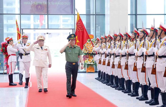 Bộ trưởng Lương Tam Quang duyệt đội danh dự CAND.