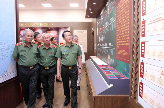 Bộ trưởng Lương Tam Quang và các đại biểu tham quan Phòng truyền thống Cục Quản lý xuất nhập cảnh.