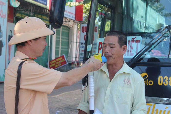 Kiểm tra nồng độ cồn với một tài xế.