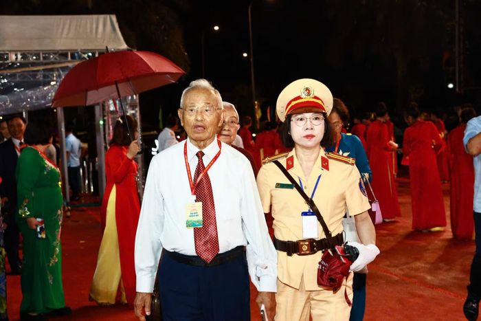 Nữ CSGT hỗ trợ một đại biểu lớn tuổi đến dự sự kiện công bố quyết định thành lập TP Đồng Nai.
