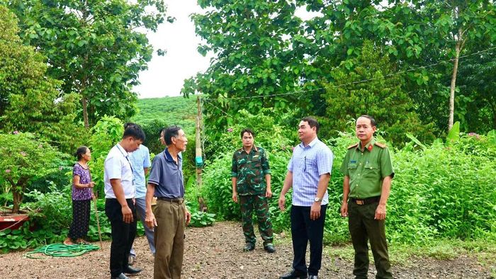 Đoàn khảo sát hỏi thăm thông tin từ người dân sinh sống lâu năm tại địa phương.