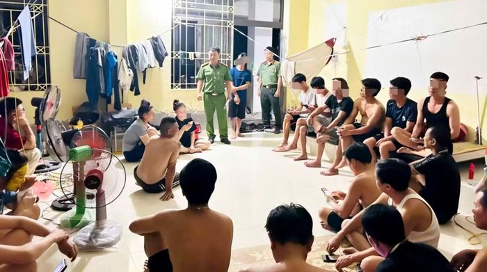 Trong đợt cao điểm phòng, chống ma túy năm 2026, Công an phường Yên Hòa đồng loạt kiểm tra các cơ sở kinh doanh có điều kiện về an ninh, trật tự và test ma túy đối với công nhân, người lao động lưu trú trên địa bàn.
