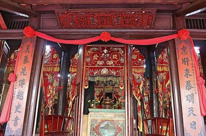 Bài vị Quốc công Mạc Cửu đặt trên chính điện. Ảnh người dịch cung cấp.