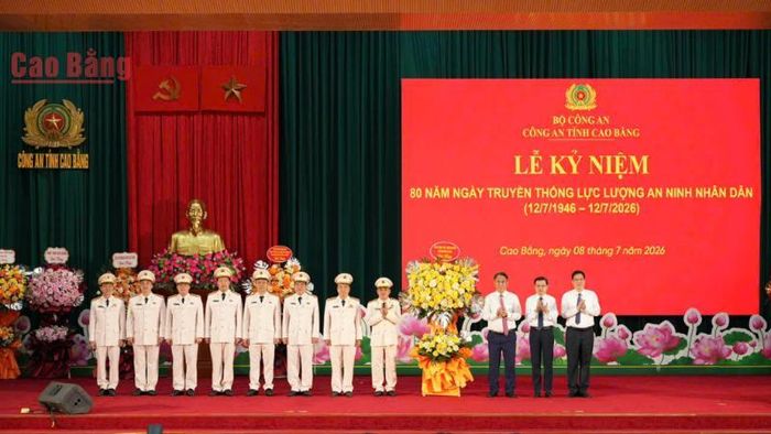 Lãnh đạo tỉnh tặng hoa chúc mừng lực lượng An ninh Công an tỉnh.