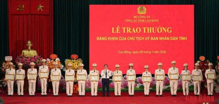 Phó Bí thư Tỉnh ủy, Chủ tịch UBND tỉnh Lê Hải Hòa trao Bằng khen của Chủ tịch UBND tỉnh cho các tập thể, cá nhân có thành tích xuất sắc trong phong trào thi đua chào mừng Kỷ niệm 80 năm Ngày truyền thống lực lượng An ninh nhân dân.