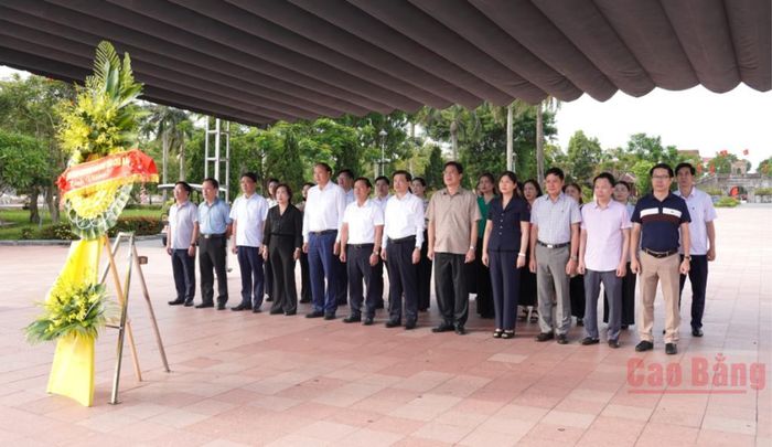 Đoàn đại biểu tỉnh dâng hương, dâng hoa tri ân các Anh hùng liệt sĩ tại Thành cổ Quảng Trị.