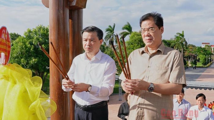 Đồng chí Bế Thanh Tịnh, Phó Bí thư Thường trực Tỉnh ủy, Trưởng đoàn Đại biểu Quốc hội tỉnh và đồng chí Vũ Hồng Quang, Phó Bí thư Tỉnh ủy, Chủ tịch Ủy ban MTTQ Việt Nam tỉnh dâng hương tưởng niệm các Anh hùng liệt sĩ tại Di tích quốc gia đặc biệt Thành cổ Quảng Trị.