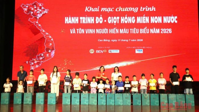 Ban Tổ chức trao quà cho các bệnh nhân mắc bệnh tan máu bẩm sinh có hoàn cảnh khó khăn.