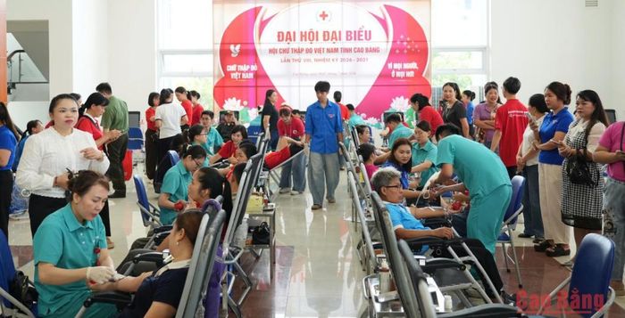 Người dân tham gia hiến máu tại Ngày hội hiến máu "Giọt hồng miền non nước" năm 2026.