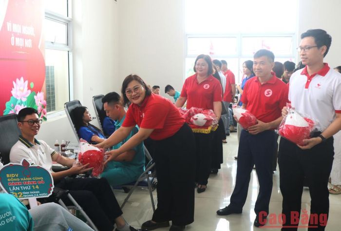Ban Tổ chức động viên người tham gia hiến máu tình nguyện tại Ngày hội "Giọt hồng miền non nước" năm 2026.